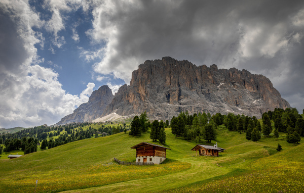 Горы Альпы под грозовым небом