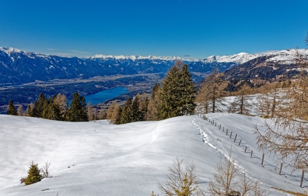 Красивый вид с заснеженной горы 
