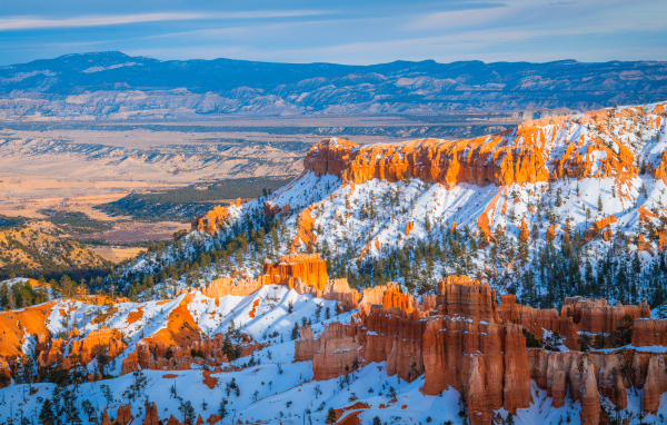 Красивый вид на заснеженный каньон