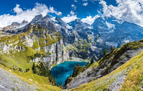 Голубое озеро в горах летом