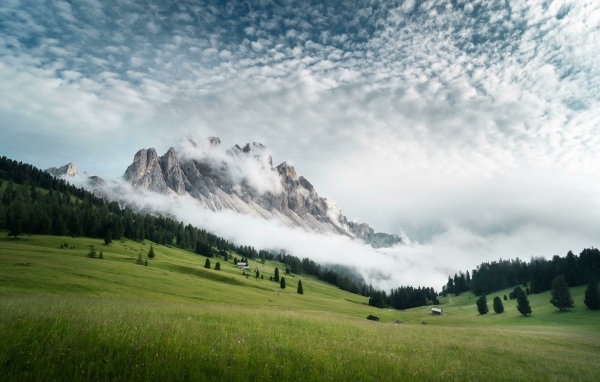 Доломитовые Альпы в тумане утром