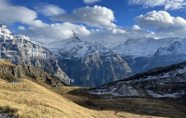 Высокие покрытые снегом горы в белых облаках