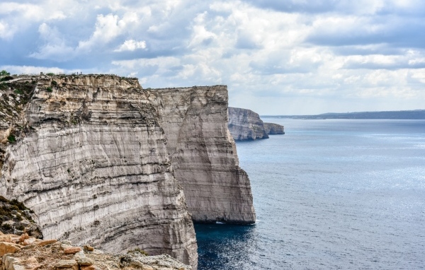 Высокие каменные утесы на берегу залива