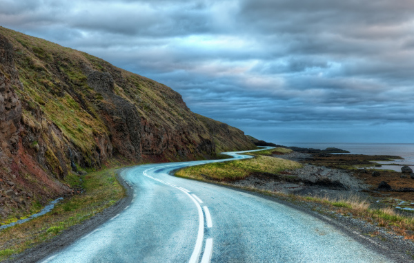Дорога у гор под грозовым небом