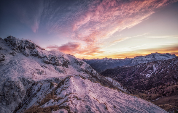 Небо над заснеженными Альпами