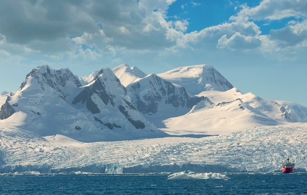 Заснеженные горы на берегу Арктики