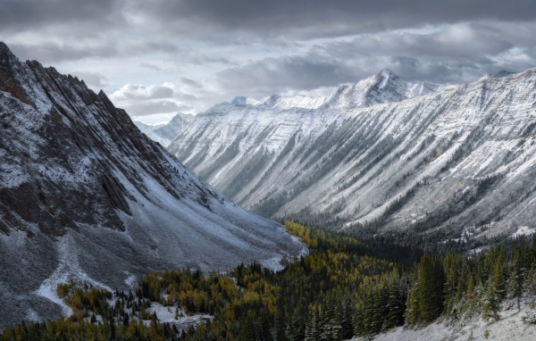 Покрытые снегом горы под грозовым небом