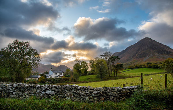 Восход солнца над горами у фермы