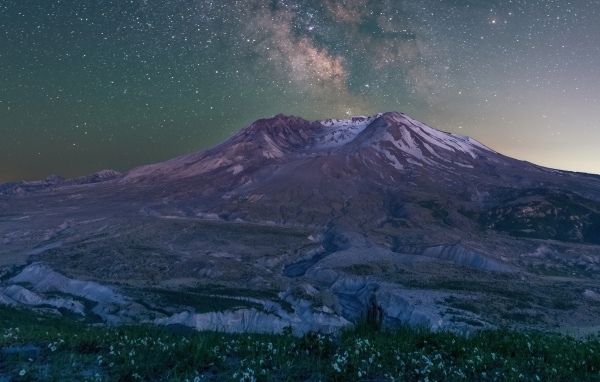 Вид на красивую гору под ночным небом
