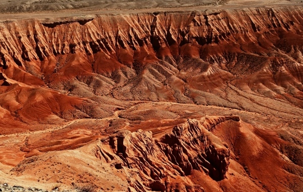 Вид на глубокий каньон сверху