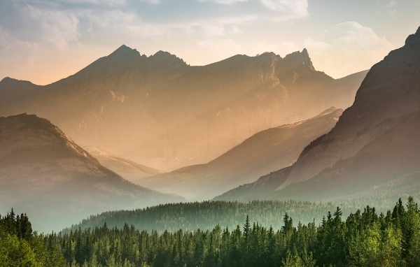 Вид на покрытые туманом горы