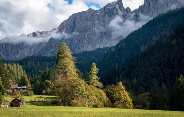 Белый туман над высокими каменными горами