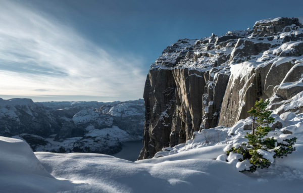 Высокая покрытая снегом гора
