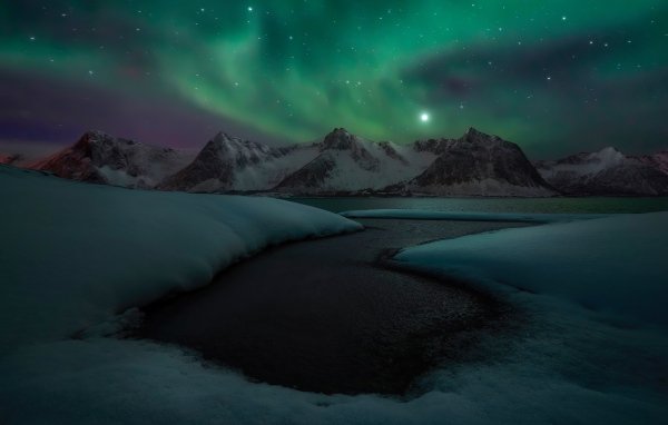 Полярное сияние над озером зимой