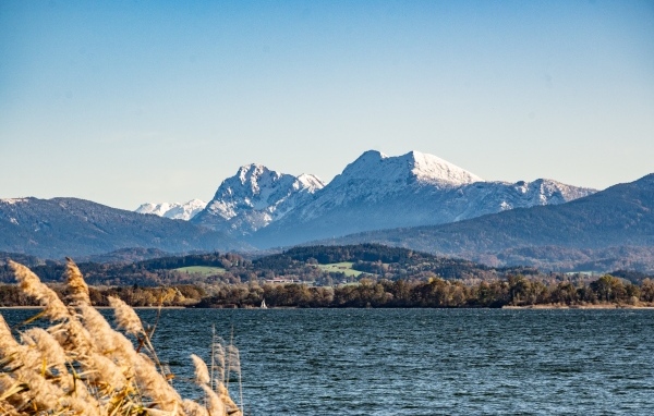 Голубое небо над горой у озера