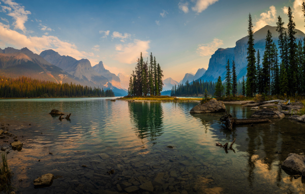 Спокойное холодное озеро в горах