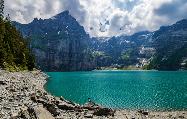 Чистая голубая вода в горном озере