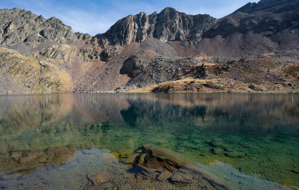 Прозрачная вода в карьере у гор