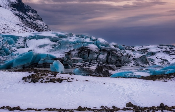 Заледеневшие глыбы на берегу