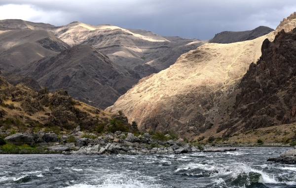 Река у горного массива