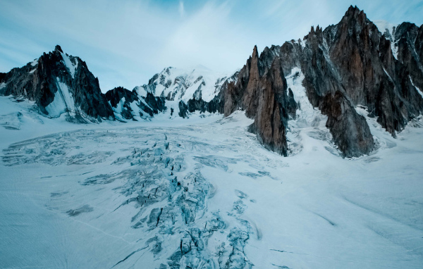 Покрытое снегом озеро в горах зимой