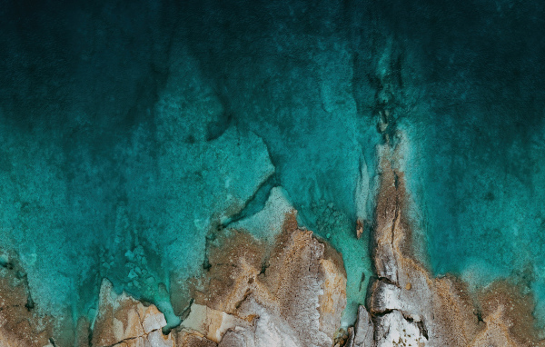 Вид сверху на дно озера