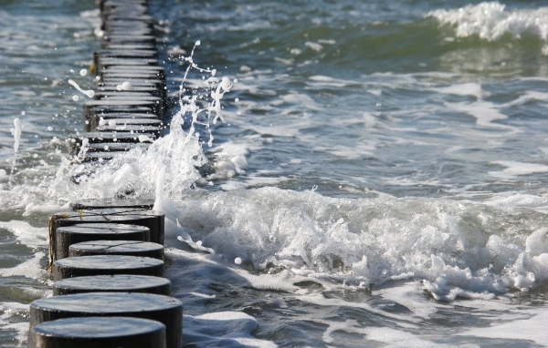 Красивая морская пена у берега крупным планом