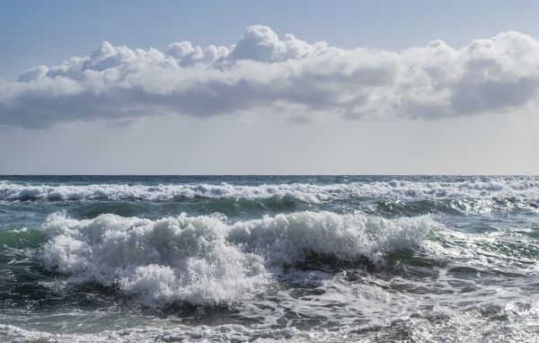 Большое белое облако над бушующим морем