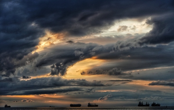 Черное грозовое небо над морем