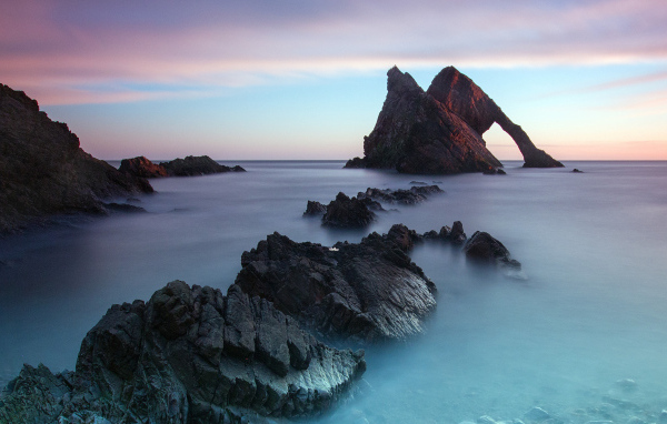 Большие камни в холодной морской воде