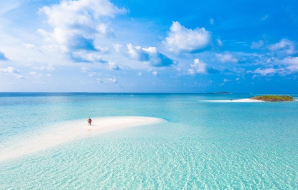 Низкое небо над голубой водой океана