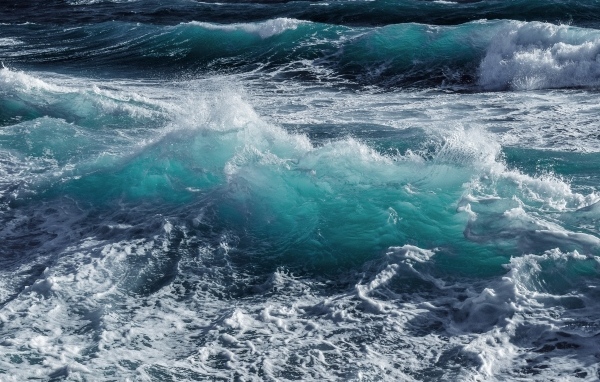 Бушующая голубая вода моря