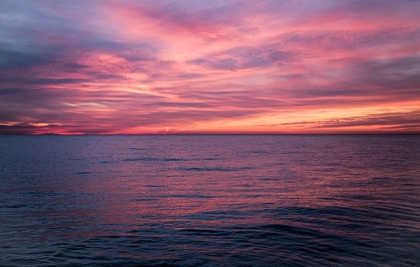 Красный закат над спокойным морем