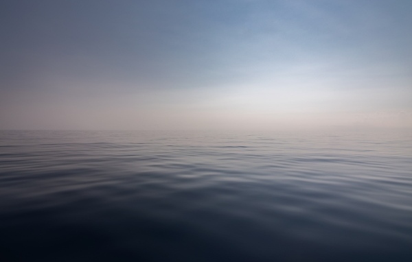 Морская гладь на фоне голубого неба