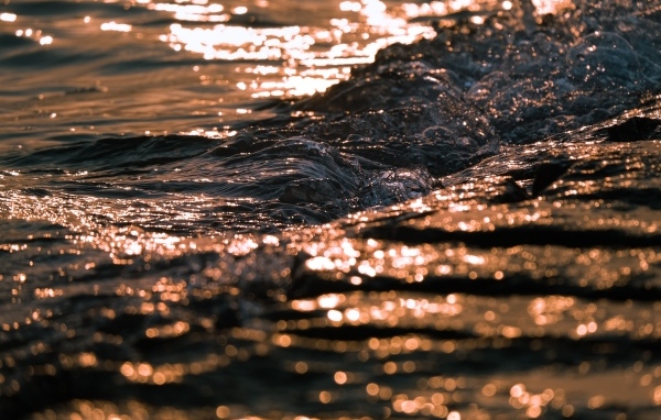 Морская вода с волнами крупным планом