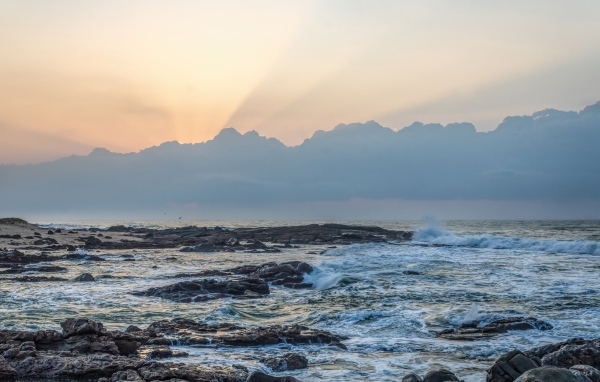 Восход солнца в облаках над морем