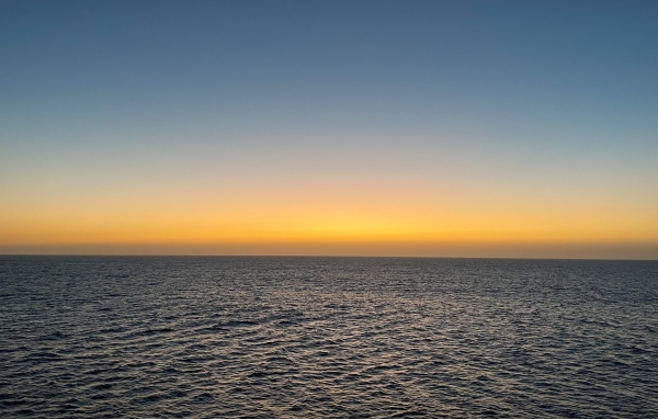 Закат солнца на горизонте над морем