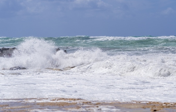 Белая морская пена на берегу моря