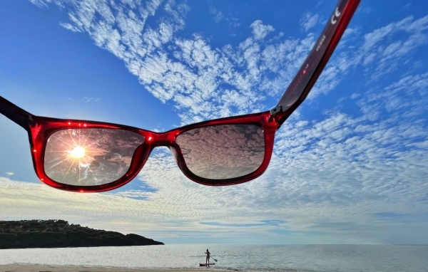 Солнечные очки на фоне неба летом