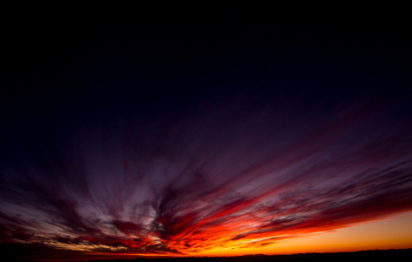 Красивый красный закат в темном небе