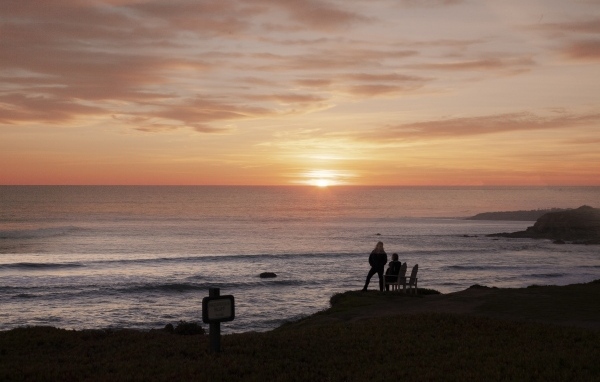 Красивый закат летнего солнца над морем