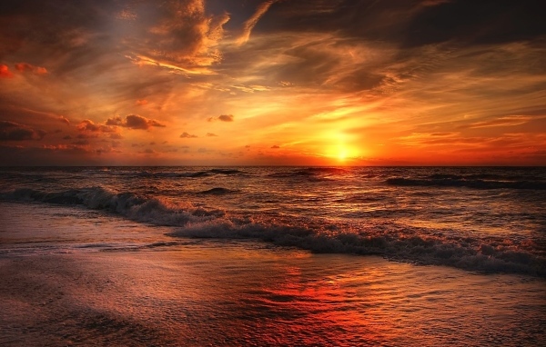 Красивый закат в небе над морем летом