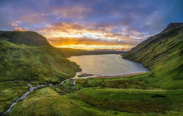 Красивый закат солнца над горным озером