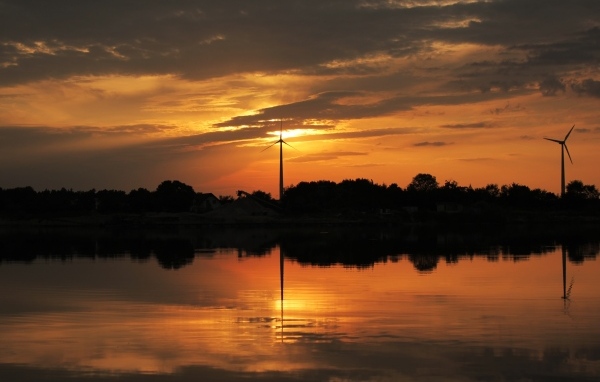 Красивый закат солнца отражается в озере