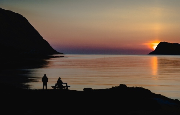 Солнце скрывается за горой в заливе