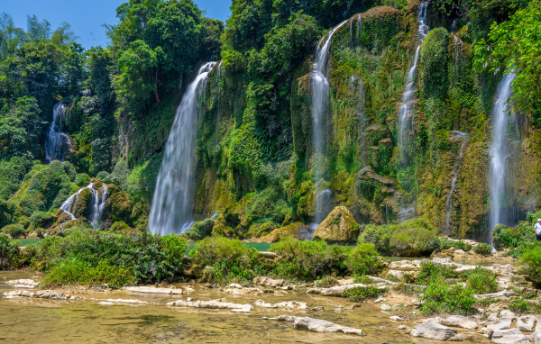 Красивые водопады стекают по склону горы