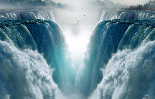 Невероятный бушующий водопад 