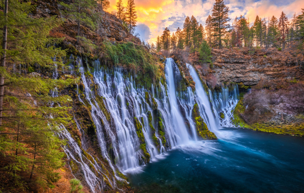 Быстрый водопад стекает в озеро, Калифорния