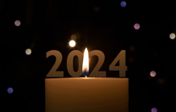 Свеча с цифрами 2024 на черном фоне