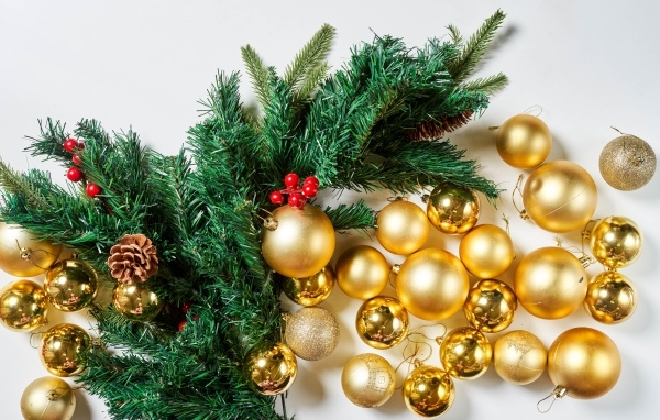 Золотистые игрушки и елочные ветки